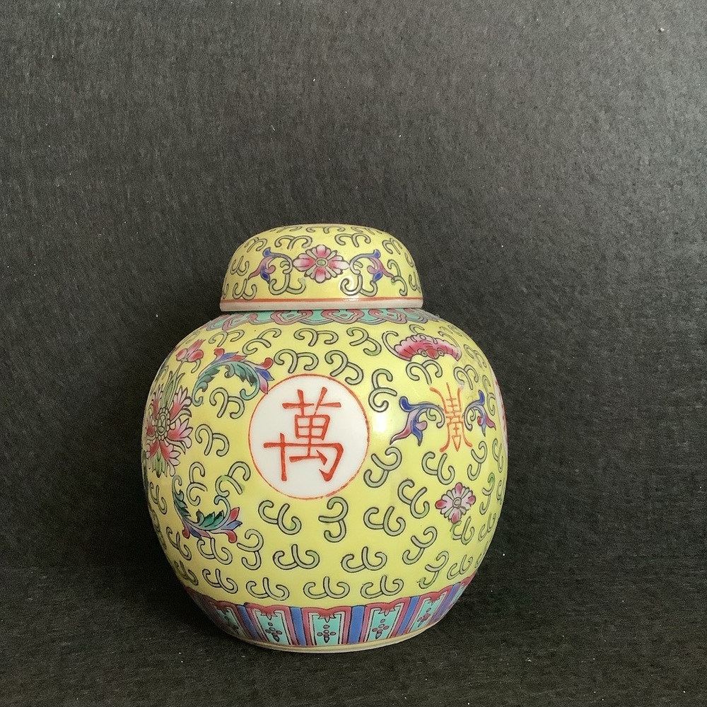 Vintage hand painted Chinese porcelain Ginger Jar.